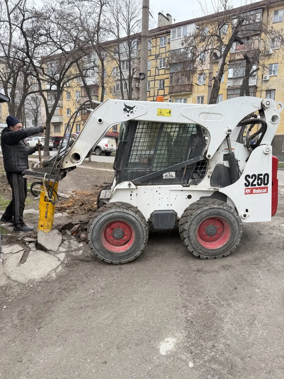 Бобкет з гідромолотом
