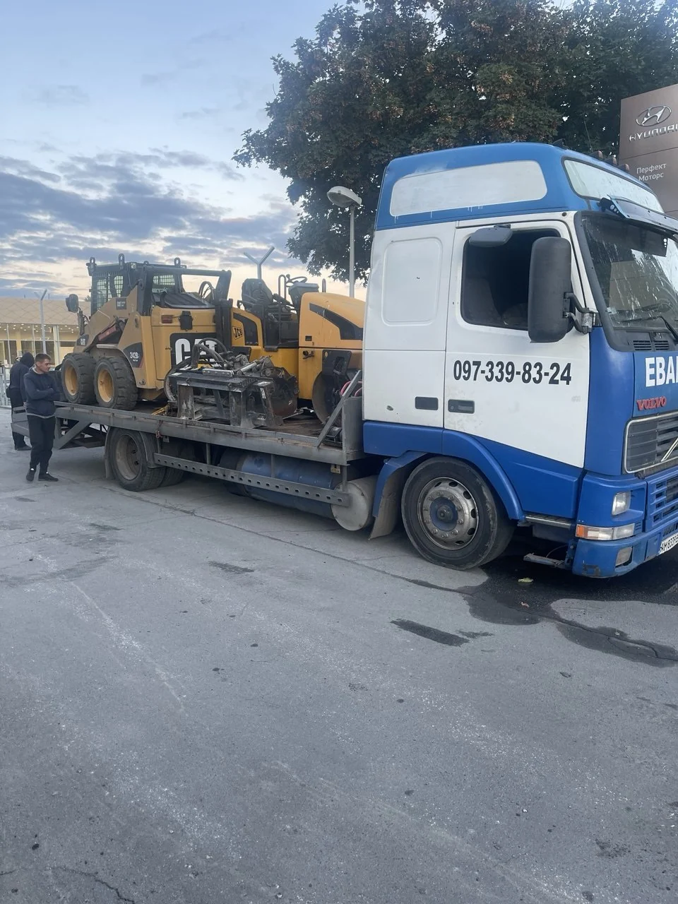 Перевезення дорожньої спецтехніки великим евакуатором